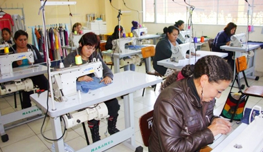 Apoyo laboral a operarias y emprendimientos textiles
